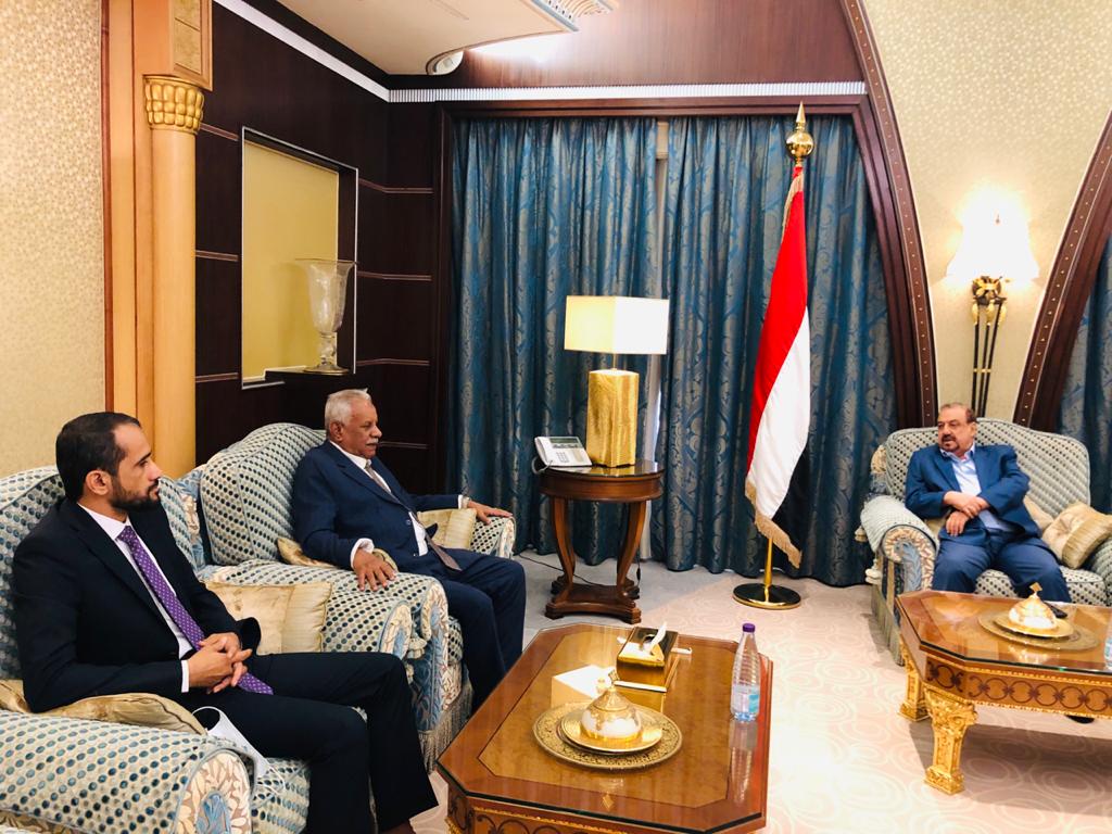 وفد مرجعية حلف قبائل حضرموت الوادي والصحراء يلتقي بالشيخ سلطان البركاني رئيس مجلس النواب اليمني