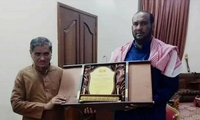 السلطة المحلية بتريم تهدي محافظ حضرموت درع الوفاء نظير دعمه للملف الصحي بالمديرية