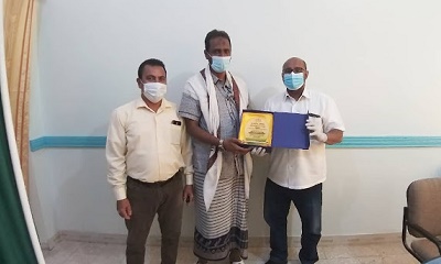 المركز الوطني لعلاج الأورام حضرموت الوادي والصحراء يكرم وكيل أول محافظة المهرة بدرع الوفاء
