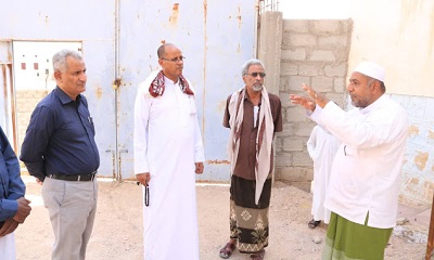 مدير عام سيئون يطلع على مستوى الأضرار التي لحقت بمدرستي التعاون للتعليم الأساسي بنين وبنات بحي السحيل مديرية سيئون.
