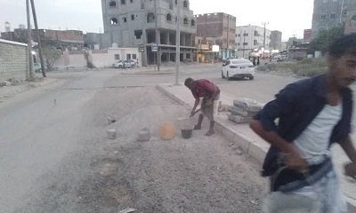 مبادره شبابية تقوم بردم الحفريات بالشارع الخلفي امام ثانوية بن سيناء