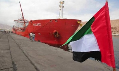 رسو سفينة مساعدات غذائية إماراتية في ميناء المكلا