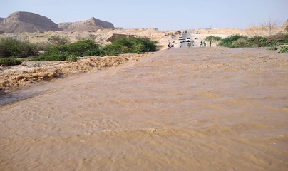 سيل وادي عدم يقطع الطريق الواصل من والى مدن ساحل حضرموت عبر مديرية ساه