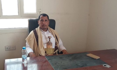 المدير التنفيذي لمحطة المنهالي لتعبئة اسطوانات الغاز المنزلي بمديرية ثمود يوضح الية عمل المحطة بعد تدشينها 
