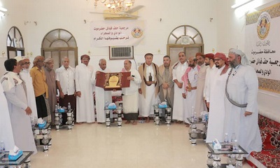نائب رئيس الوزراء الدكتور الخنبشي في زيارة خاصة لمرجعية حلف قبائل حضرموت .. وملفات الأمن والكهرباء وتدهور العملة أبرز ما تم رفعه في اللقاء