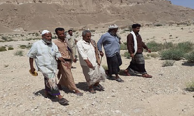 برفقة اعيان منطقة قريو مدير عام مديرية شبام ينزل لوادي يب ويعالج اضراره.