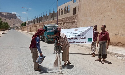 مكتب الاشغال بالقطن يقوم بردم حفر في الطريق العام الأسفلت