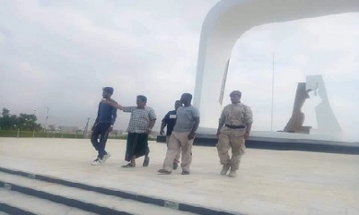 رئيس شعبة التوجية المعنوي بالمنطقة الثانية يطلع على نشاط الافراد والقوة العاملة بساحة شهداء حضرموت