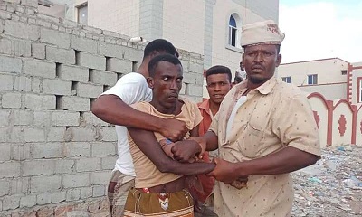 مواطنون بميفع حضرموت يلقون القبض على لص المنازل والمحال التجارية