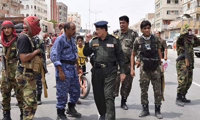 مدير عام أمن ساحل حضرموت يفتح عدد من الشوارع الرئيسية التي قطعها محتجون ويطالبهم باستخدام الوسائل المشروعة في التظاهر