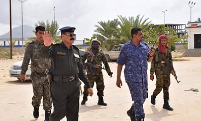 مدير عام أمن ساحل حضرموت يزور معسكر القوات الخاصة ويطلع على الجاهزية القتالية فيه