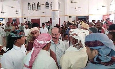 مدير عام أمن حضرموت يحضر صلاة الجنازة ويتقدم جموع المصلين في تشييع جنازة الفقيد العقيد بن عون
