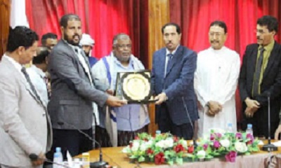 وزير الشباب والرياضة يكرم الاستاذ علي باشعيب بدرع الوفاء