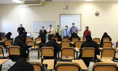 رئيس جامعة حضرموت ونائبة يتفقدان سير إمتحانات المفاضلة للقبول للعام الجامعي 2020 - 2021 م بكلية الطب والعلوم الصحية بفلُك