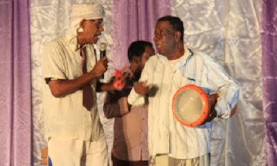 مكتب الثقافة بمديرية الشحر يقيم عرض مسرحي في المديرية