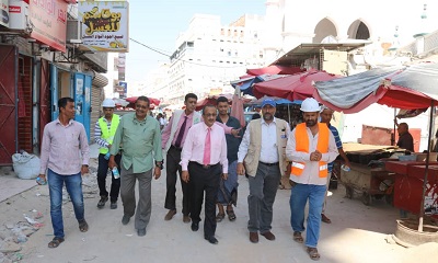 وكيل المحافظة للشؤون الفنية ومدير عام المكلا يطلعان على سير عمل مشروع رصف ساحة مسجد عمر وسوق النساء