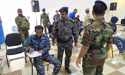 العميد بن دويس يتفقد الدورة التدريبية الأولى للمساعدين الميدانيين في الوحدات الأمنية القتالية بالمكلا