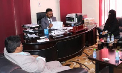 الشيخ بن حبريش يطلع على ترتيبات اقامة معرض الكتاب الثاني لمؤسسة الخريجين