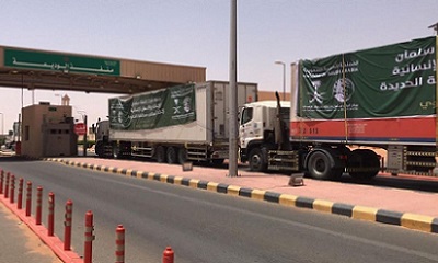 وصول 35 شاحنة إلى منفذ الوديعة محملة بالمواد الإغاثية السعودية