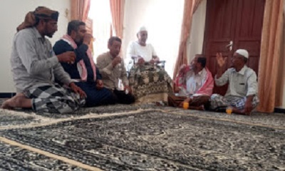 نائب مدير عام مكتب وزارة الصحه العامه والسكان بالوادي والصحراء للمديريات الصحراويه يزور الشخصية الاجتماعية والكادر الصحي حسين علي بن يحيى