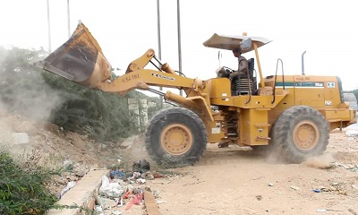 لجنة الطوارئ بالشحر تزيل عدد من الأبنية الواقعة في مجرى السيول شرق المديرية