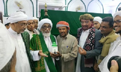 بحضور الوكيل المساعد .. الفنان يعقوب هبشان يهدي مجسم لقبة الامام الحبشي لمنصب آل الحبشي بسيئون