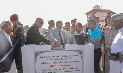 المحافظ البحسني يضع حجر الأساس لمشروع الصيانة الطارئة للطرق الرئيسة والدولية بالوادي والصحراء