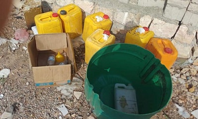 أمن فوة ومكافحة المخدرات والشرطة العسكرية تداهم مصنعا للخمر البلدي بمنطقة فوة بالمكلا
