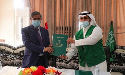 محافظ حضرموت يدشن توزيع 100 قارب للصيد مع محركاتها على صيادي حضرموت مقدمة من البرنامج السعودي لتنمية وإعمار اليمن
