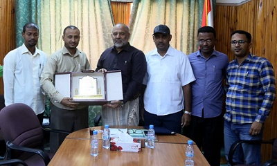لجنة متعاقدي هيئة مستشفى سيؤن العام تكرم السلطه المحليه بوادي وصحراء حضرموت وعدد من الجهات