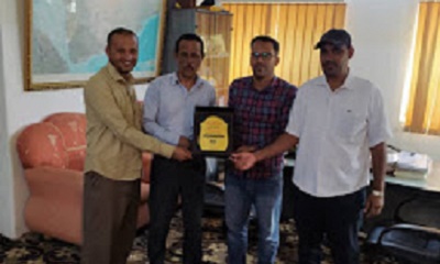 لجنة متعاقدي هيئة مستشفى سيؤن العام تكرم مدير عام الصحه بوادي حضرموت والصحراء بدرع الوفاء