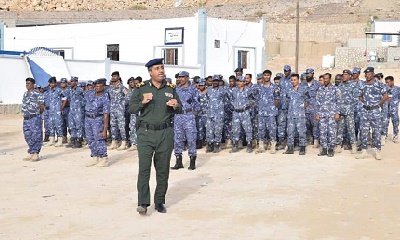 النائب الأول لمدير عام الأمن والشرطة بالمحافظة يحضر الطابور الصباحي لقوات الأمن ويلقي كلمة توجيهية