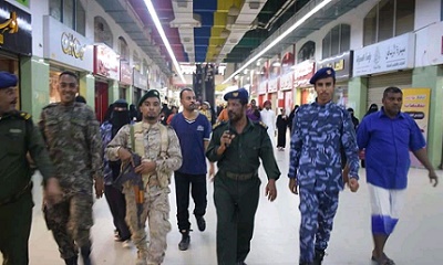 شرطة الآداب تضبط المخالفين في حدائق وأسواق مدينة المكلا