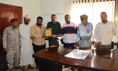 بحضور العميد الحامد.. لجنة وأهالي حي جول الشفاء يكرمون مدير مشروع النظافة بمدينة المكلا