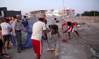 حملة شبابية مموّلة من السلطة المحلية بحضرموت لتنظيف شوارع المكلا