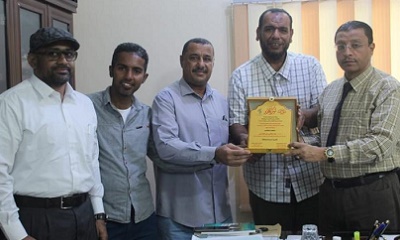 الحوثري يلتقي بإدارة شعب غيل باوزير ومؤسسة روافد الشبابية للتنمية ويتسلم درع الشكر والعرفان من قبل الطلاب الخريجين