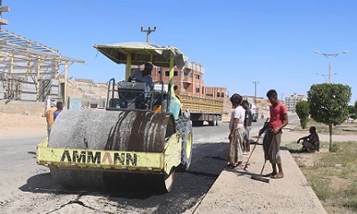 المؤسسة العامة للطرق والجسور تنفّذ حملة صيانة للطرق الأسفلتية الرئيسة بمدينة المكلا
