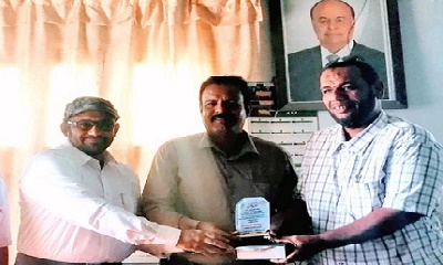 الجعيدي يتسلم درع عرفان من إدارة شعب غيل باوزير ومؤسسة روافد الشبابية للتنمية