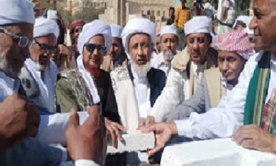 الحبيب عمر بن حامد الجيلاني مفتي الشافعية بمكة المكرمة وعدد من علماء حضرموت يضعون حجر الأساس للمؤسسة التعليمية بالخريبة دوعن