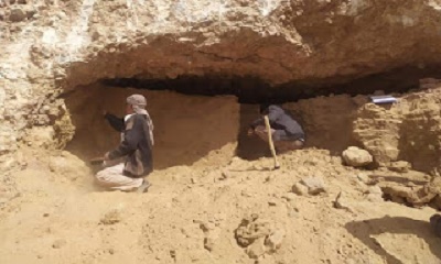 العثور على مقتنيات فخارية وحجرية بالمقبرة الأثرية المكتشفة في دوعن حضرموت