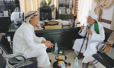 مدير عام سيئون يلتقي بالمؤرخ جعفر السقاف، ويستعرض معه جوانب من تاريخ مدينة سيئون وذكرياته الخالدة.