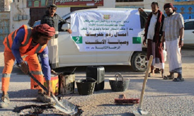 مكتب الاشغال بالقطن يقوم بردم حفر في الطريق العام الأسفلت ( المرحلة الثانية )