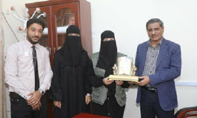 محافظ حضرموت يتسلّم درع الوفاء من قيادة مؤسسة الطبيب الزائر نظير دعمه لإنجاح المخيمات الطبية