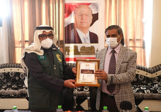 محافظ حضرموت يكرم مركز الملك سلمان للإغاثة والأعمال الإنسانية بدرع المحافظة وشهادة التميز نظير تدخلاته ومواقفه المساندة للمحافظة