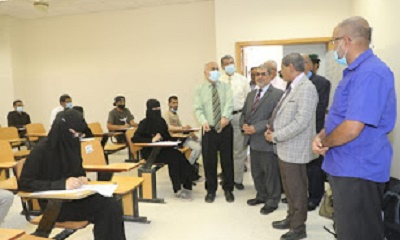 محافظ حضرموت يطلع على سير الامتحانات النصفية بكليتي الطب والهندسة بجامعة حضرموت