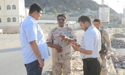 مدير عام المكلا ومدير الأشغال العامة يتفقدان أعمال صيانة الأرصفة بالشوارع العامة وعمل إزالة المخلفات
