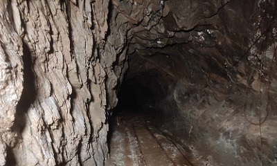 هيئة المساحة الجيولوجية والثروات المعدنية بحضرموت تنفي الشائعات المنتشرة حول تهريب الذهب من وادي مدن