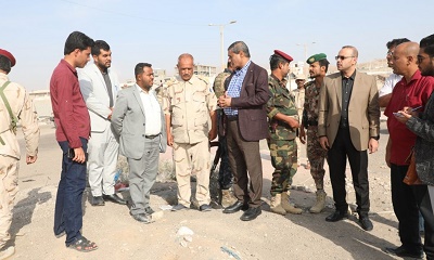 محافظ حضرموت يوجه بإعادة تأهيل وصيانة وردم الحفريات والجزر في الشارع البحري الممتد من جولة شبام إلى المنصة بفوة