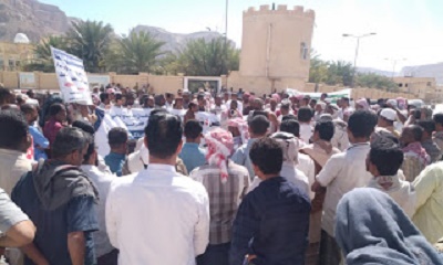 موظفو القطاعات للمرافق والمؤسسات الحكومية لليوم العاشر يواصلون إضرابهم 