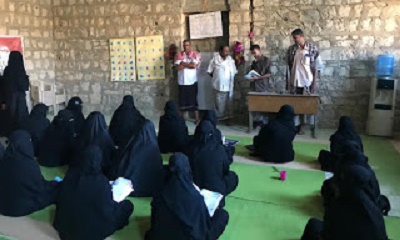مدير إدارة محو الامية ومدير إدارة التربية والتعليم يدشنان الامتحانات النهائية لمراكز محو الأمية بمديرية السوم.
